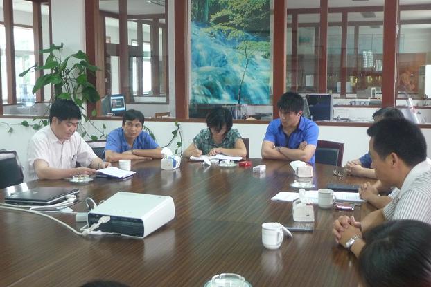 党员创先争优 职工争当标兵.jpg 党员创先争优 职工争当标兵.jpg